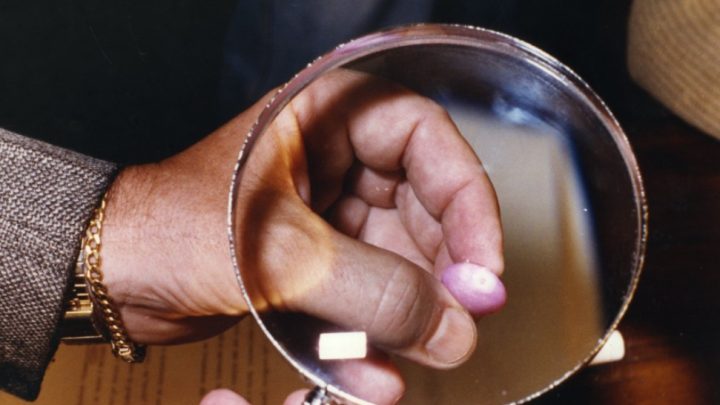 O mistério das balas com cocaína à venda na porta de escolas no Brasil