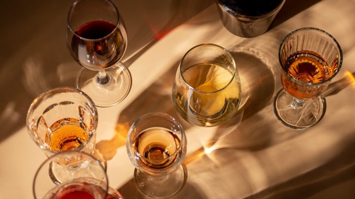 O que é a ‘hanganxiety’? Neuropsiquiatra explica como o cérebro reage depois de consumir álcool
