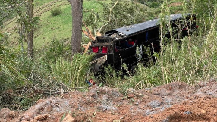 Ônibus que ia a Aparecida cai em ribanceira e ao menos cinco romeiros morrem