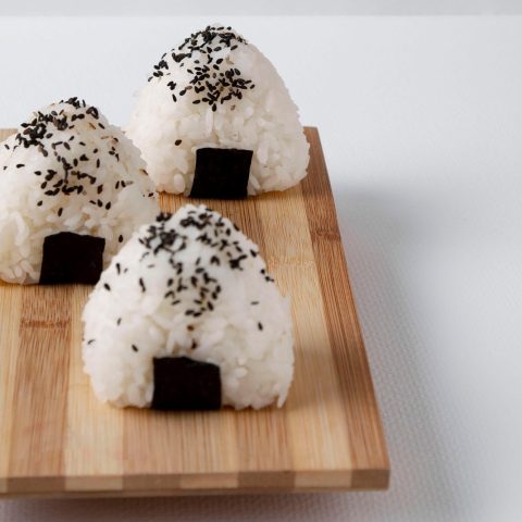 Onigiri ganha espaço no Brasil e vira nova febre da comida japonesa; entenda por quê