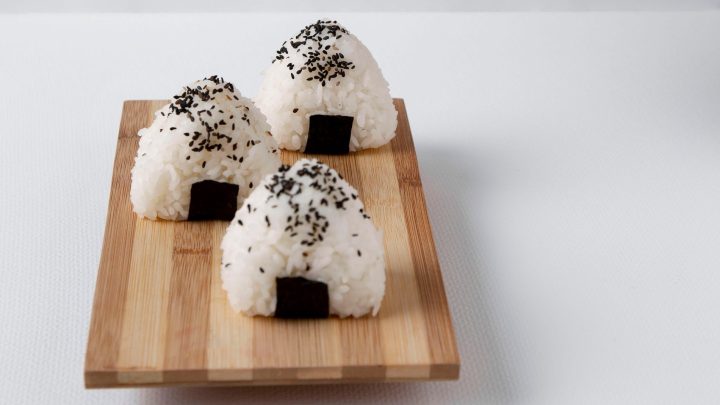Onigiri ganha espaço no Brasil e vira nova febre da comida japonesa; entenda por quê