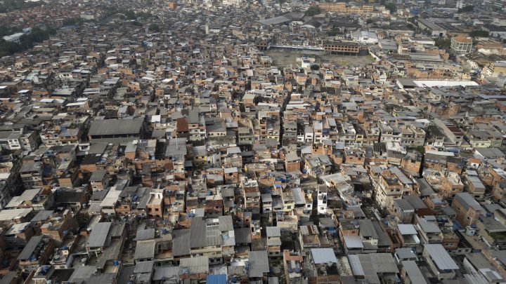 Operação na Maré tem seis feridos, oito presos e policial baleado