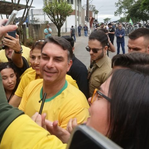 Operação sobre Dark Horse preocupa campanha de Flávio, que aposta na crise do STF para conter desgaste