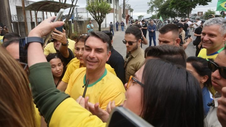 Operação sobre Dark Horse preocupa campanha de Flávio, que aposta na crise do STF para conter desgaste