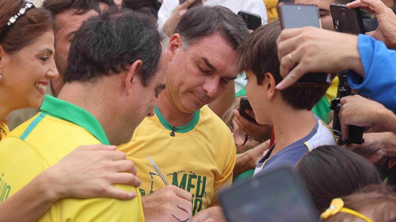 Otimismo de Flávio com dividendos eleitorais da crise no STF contrasta com cautela de aliados sobre evolução do escândalo do Master