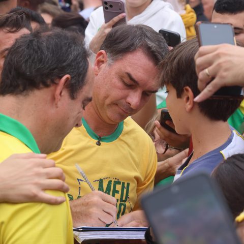 Otimismo de Flávio com dividendos eleitorais da crise no STF contrasta com cautela de aliados sobre evolução do escândalo do Master