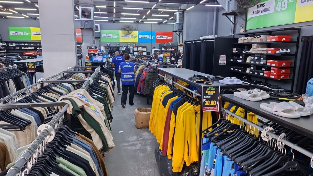 Outlet tem 3,5 toneladas de roupas e produtos falsificados apreendidas na Zona Oeste