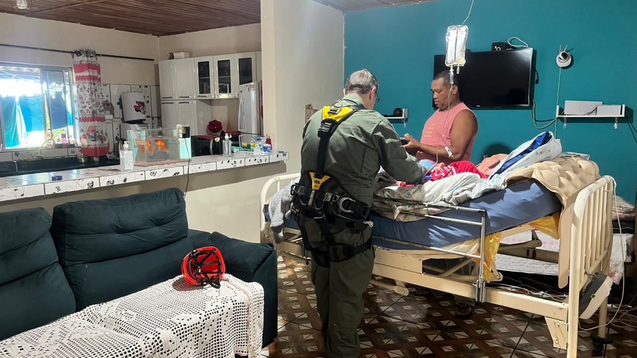 PM resgata homem de 100 anos ilhado por enchentes no Vale do Ribeira