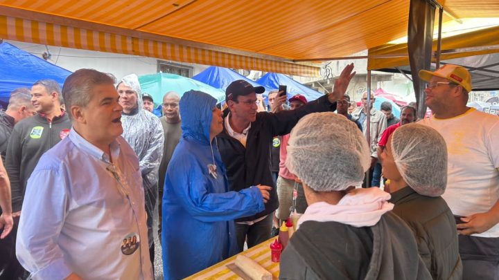 Paes participa de evento como 'time de Lula' na Baixada, mas aliado carrega colinha com apoio a Flávio Bolsonaro