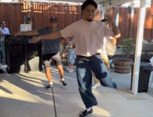 Pai se junta a dois irmãos para surpreender esposa grávida com coreografia de *NSYNC em chá de bebê; vídeo