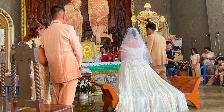 Paróquia aconselhou adiar casamento em igreja alagada; noivos e convidados participaram da celebração com água na cintura