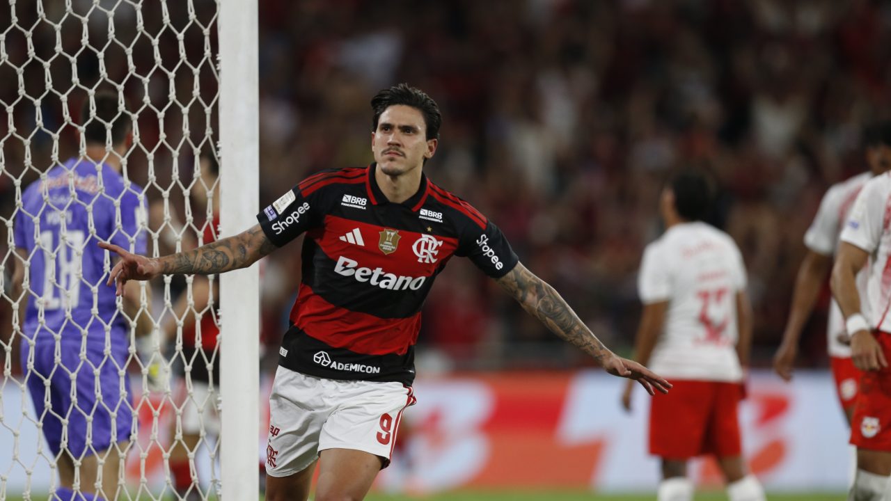 Pedro quebra jejum de gols, Flamengo vence o Bragantino e abre vantagem sobre o Palmeiras na liderança do Brasileiro