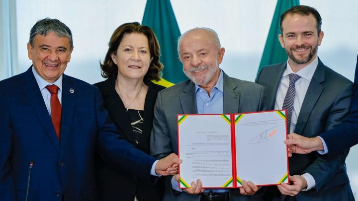 Planalto tratou reajuste do Bolsa Família como 'segredo de Estado' em momento em que pesquisas mostram derretimento de Lula sua base eleitoral