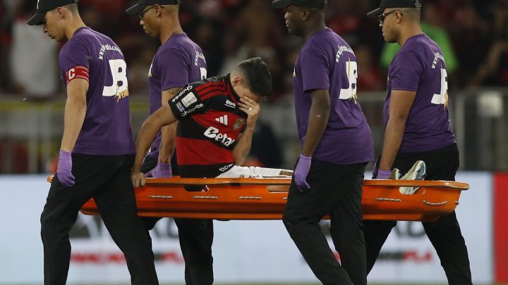 Plata e Ayrton Lucas deixam campo com dores e farão exame de imagem, comunica o Flamengo
