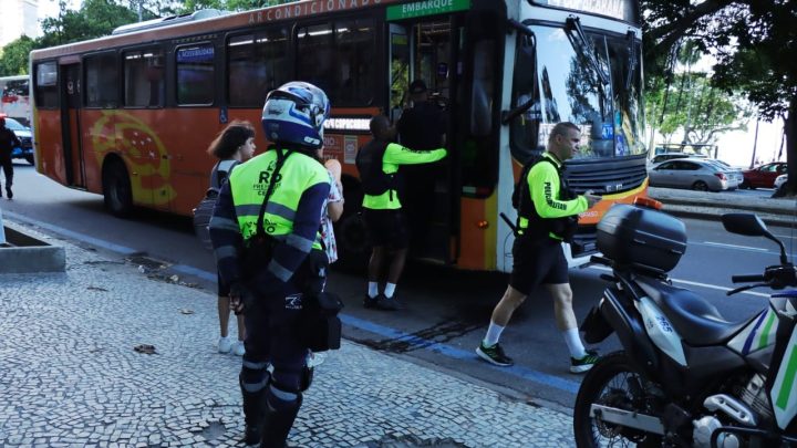 Policial que lançou spray de pimenta contra jovens dentro de ônibus é denunciado por tortura pelo MPRJ