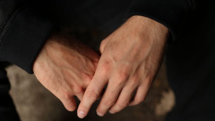 Por que você sente formigamento nas mãos? As principais causas e quando é o momento de consultar um médico