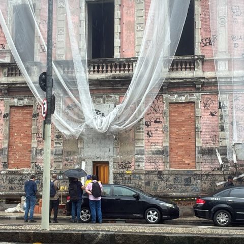 Prefeitura faz operação para desocupar Palacete Imperial, prédio histórico no Centro interditado há 18 anos