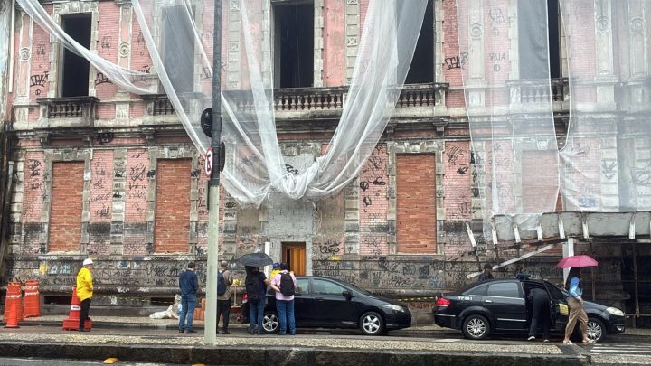 Prefeitura faz operação para desocupar Palacete Imperial, prédio histórico no Centro interditado há 18 anos