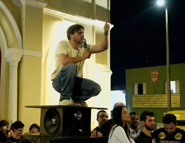 Presidenciável do Missão faz apelo ao público feminino em comício e pede campanha de 'gatinhas com Renan Santos'