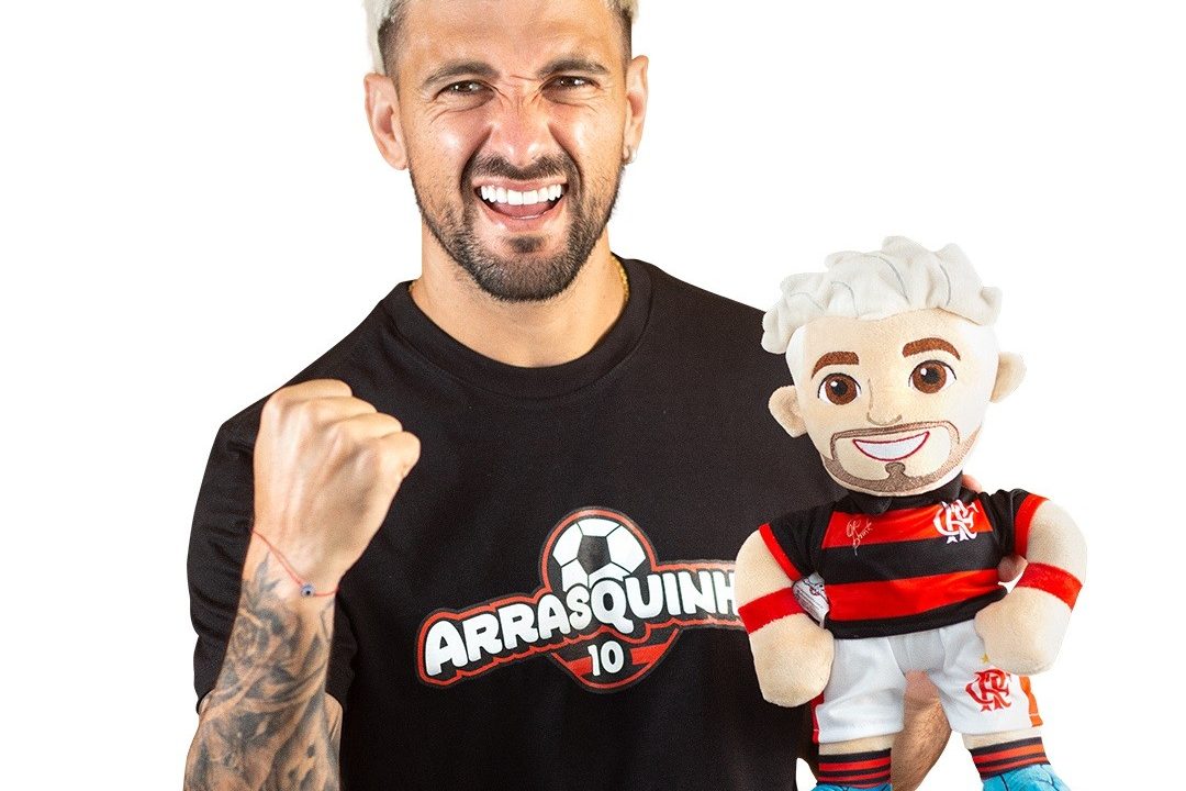 Procura pelo 'Arrasquinha', boneco de pelúcia do craque do Flamengo, fez nascer interesse dos colegas