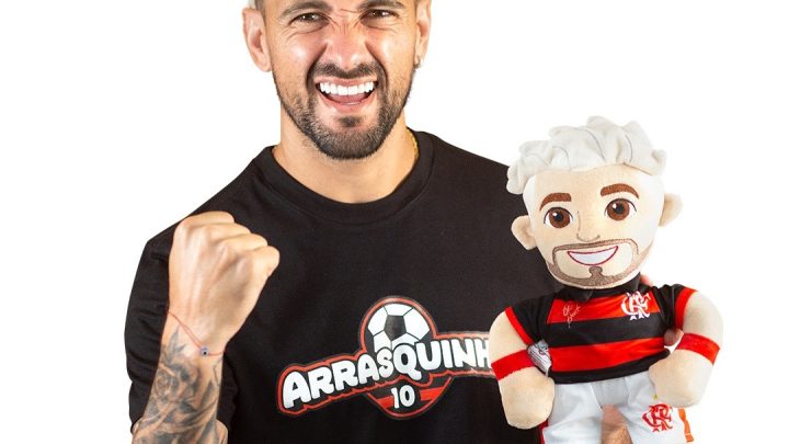 Procura pelo 'Arrasquinha', boneco de pelúcia do craque do Flamengo, fez nascer interesse dos colegas