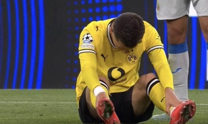 Promessa de 18 anos passa mal em campo e não consegue falar durante vitória do Dortmund na Champions; entenda