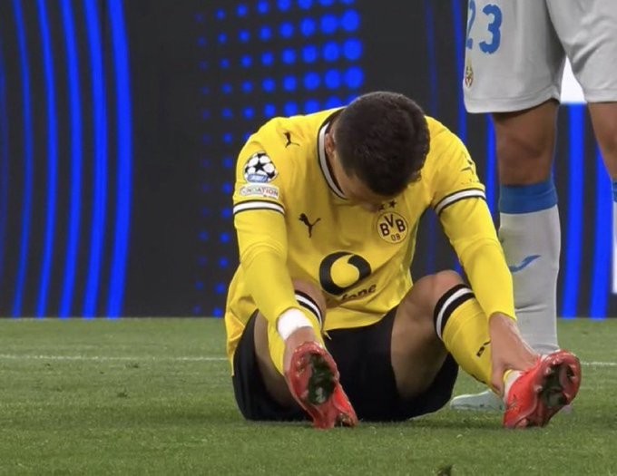Promessa de 18 anos passa mal em campo e não consegue falar durante vitória do Dortmund na Champions; entenda