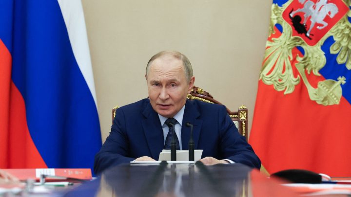 Putin: Europa entrará em guerra com Moscou se enviar tropas de ajuda a Kiev; Ucrânia e Rússia lutam primeira batalha naval com drones