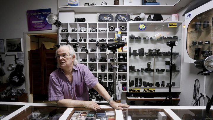 Rebobine: VHS, câmeras com filme e vitrolas ganham vida outra vez