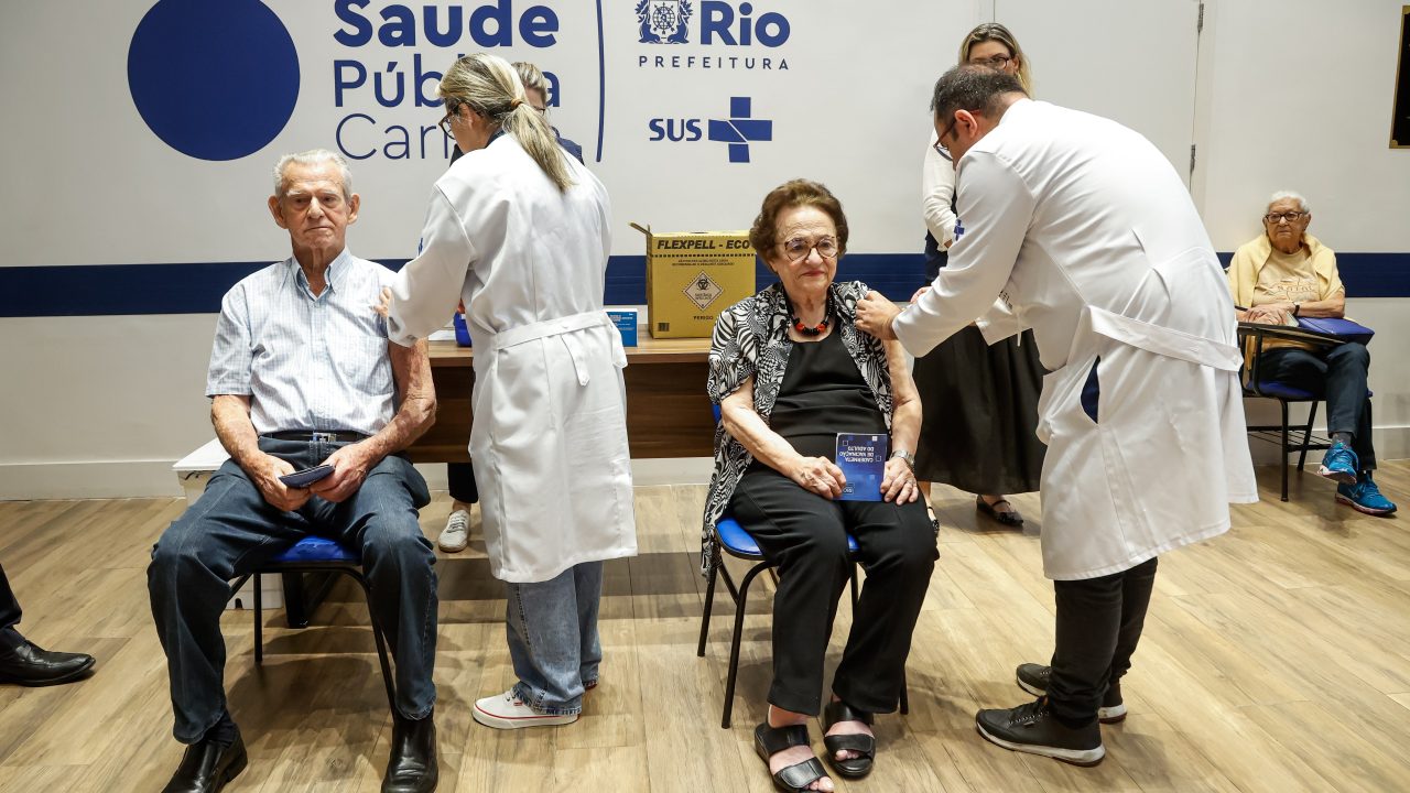Rio começa a vacinar idosos a partir de 85 anos com Pneumo 20; veja onde encontrar o imunizante