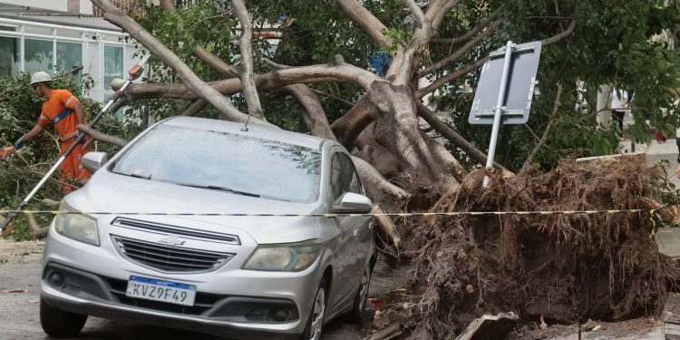 Rio deve ter mais um dia chuvoso e ainda pode registrar ventos fortes