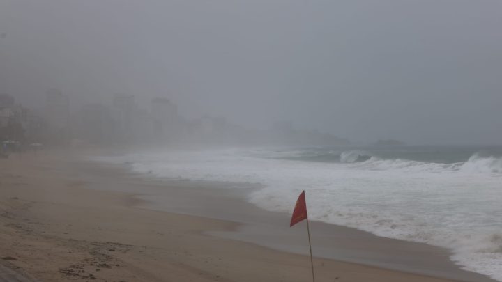 Rio segue com alerta para ressaca; ondas podem chegar a três metros