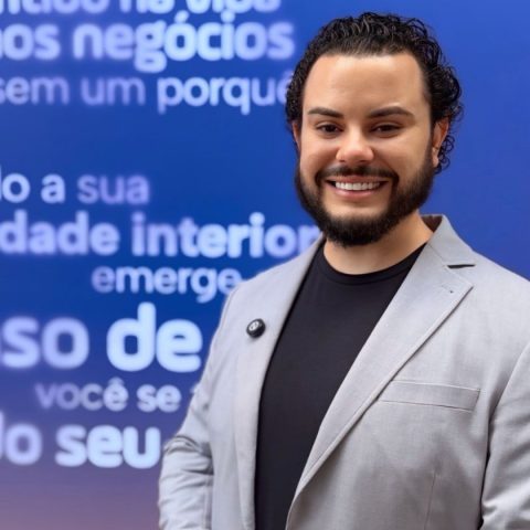 Robô atende, gente fecha: por que metade dos consumidores quer os dois na hora de comprar