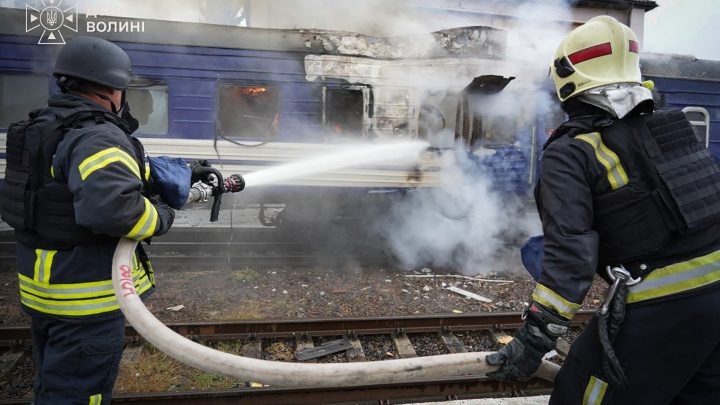 Rússia bombardeia estação de trem perto da Polônia enquanto ex-premiês europeus e ex-diretor da CIA deixavam a Ucrânia