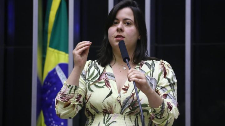 Sâmia Bomfim pede ao TSE transferência temporária do local de votação para mulheres com medida protetiva