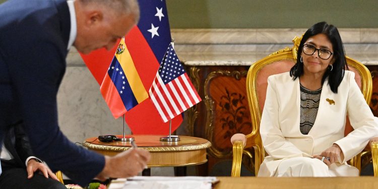 Secretário de Energia nega que EUA estejam 'roubando' petróleo venezuelano: 'Prioridade é o povo'