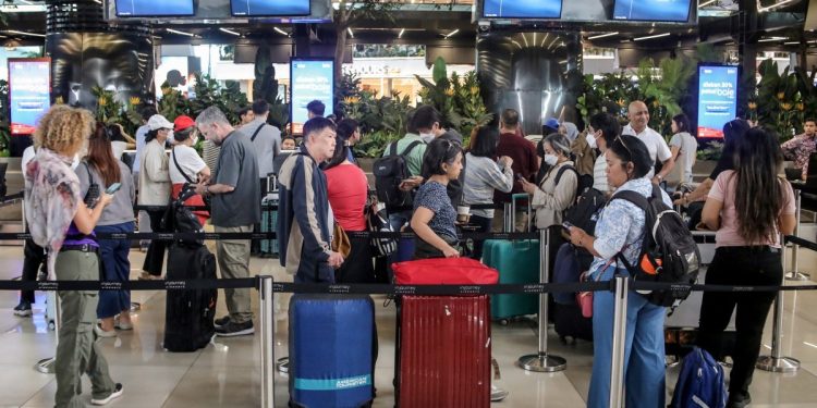 Seis aeroportos da Indonésia suspendem operações após erupção do vulcão Anak Krakatoa