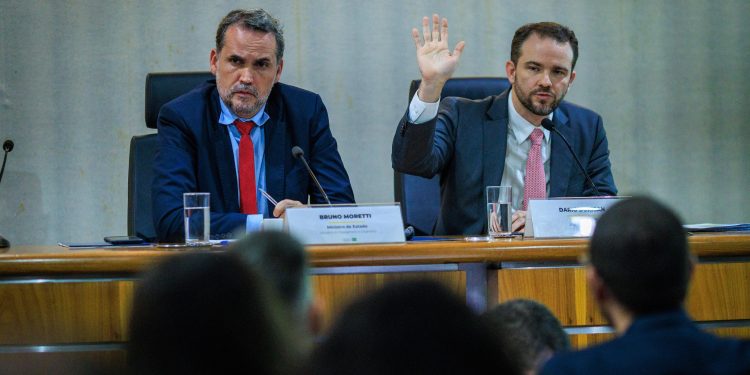 Sem reajuste no Bolsa Família, R$ 44 bilhões de emendas e socorro a estatais: entenda o Orçamento de 2027