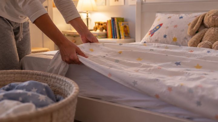 Seu filho ainda faz xixi na cama? Quando se preocupar e o que fazer