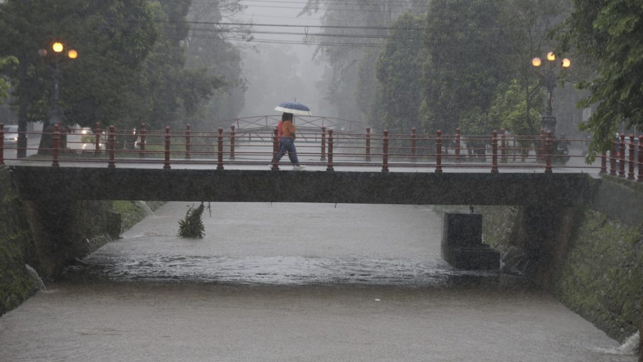 Sirenes são acionadas em Petrópolis por previsão de chuva moderada a forte