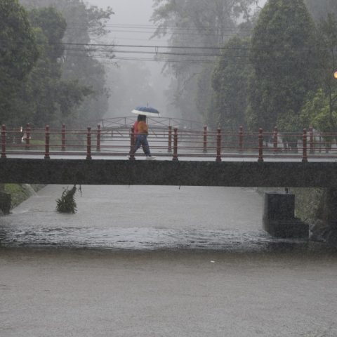 Sirenes são acionadas em Petrópolis por previsão de chuva moderada a forte