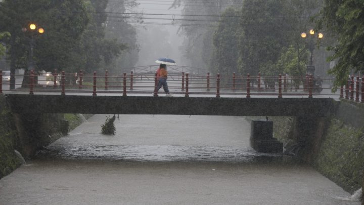 Sirenes são acionadas em Petrópolis por previsão de chuva moderada a forte