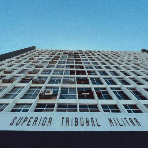 Superior Tribunal Militar mantém condenação de ex-soldado e despachante por fraude em compra de fuzis