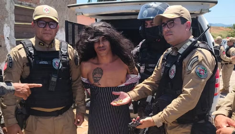 Suspeito de matar 16 pessoas em três meses é preso na Paraíba após tentar fugir vestido de mulher