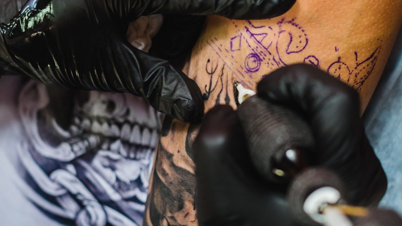 Tatuador brasileiro é acusado de assediar clientes em estúdio na Espanha e pode ser expulso do país