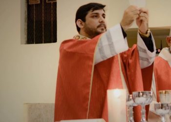 Tem padre no samba: pároco da igreja de Santo Antônio, em Caridade, no Ceará, está em parceria finalista na Unidos da Tijuca