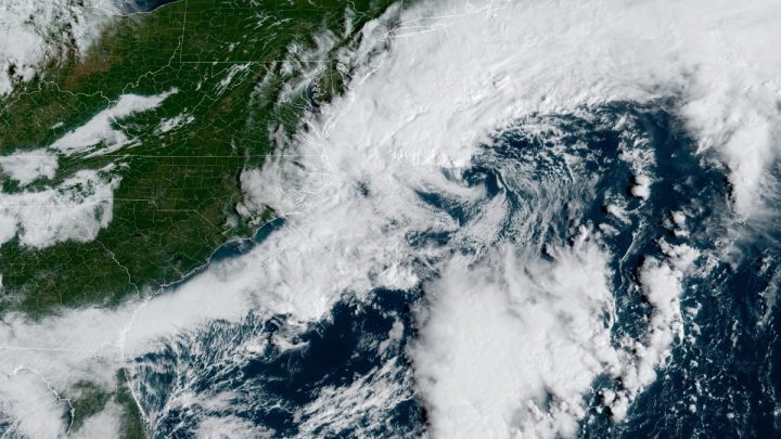 Tempestade atinge costa dos EUA e provoca atrasos em centenas de voos