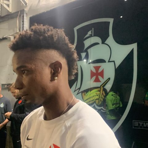 Thiago Mendes fala como superou críticas para se tornar referência no Vasco: 'Essa torcida me fez virar vascaíno'