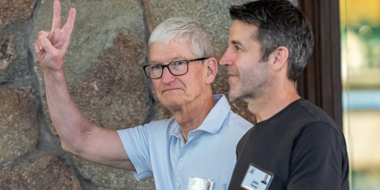 Tim Cook deixa o comando da Apple após 15 anos; veja legado do CEO e desafios do sucessor