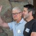 Tim Cook deixa o comando da Apple após 15 anos; veja legado do CEO e desafios do sucessor